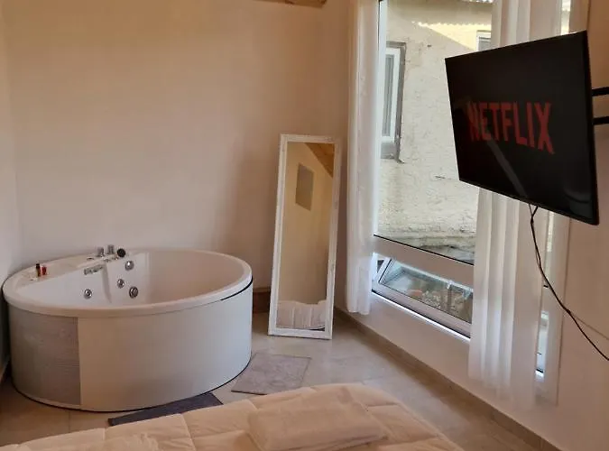 Aprosmeno Jacuzzi House 4 Αγρός