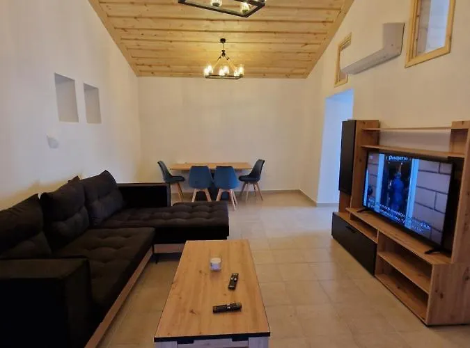 Aprosmeno Jacuzzi House 4